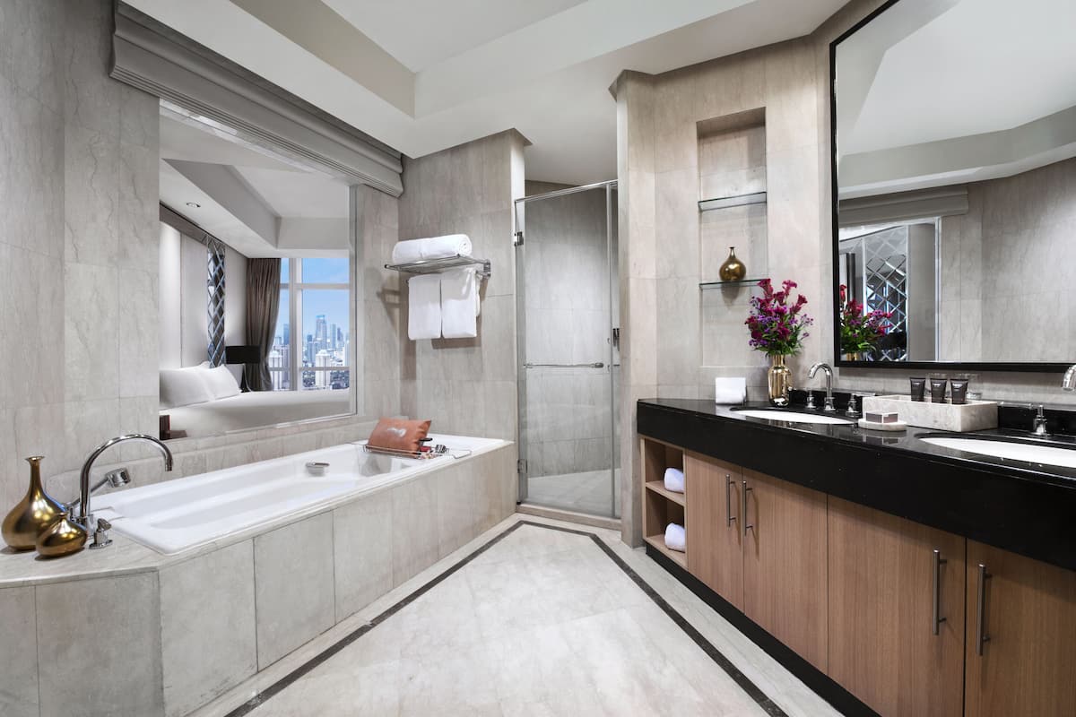 separate bathtub and shower, deep-soaking bathtub, free toiletries