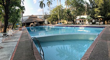 Una piscina al aire libre (de 08:30 a 22:30), sombrillas