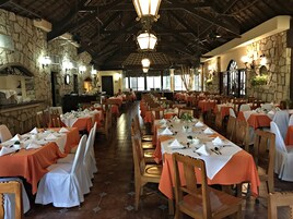 2 restaurantes; se sirve desayuno, almuerzo y cena; cocina americana