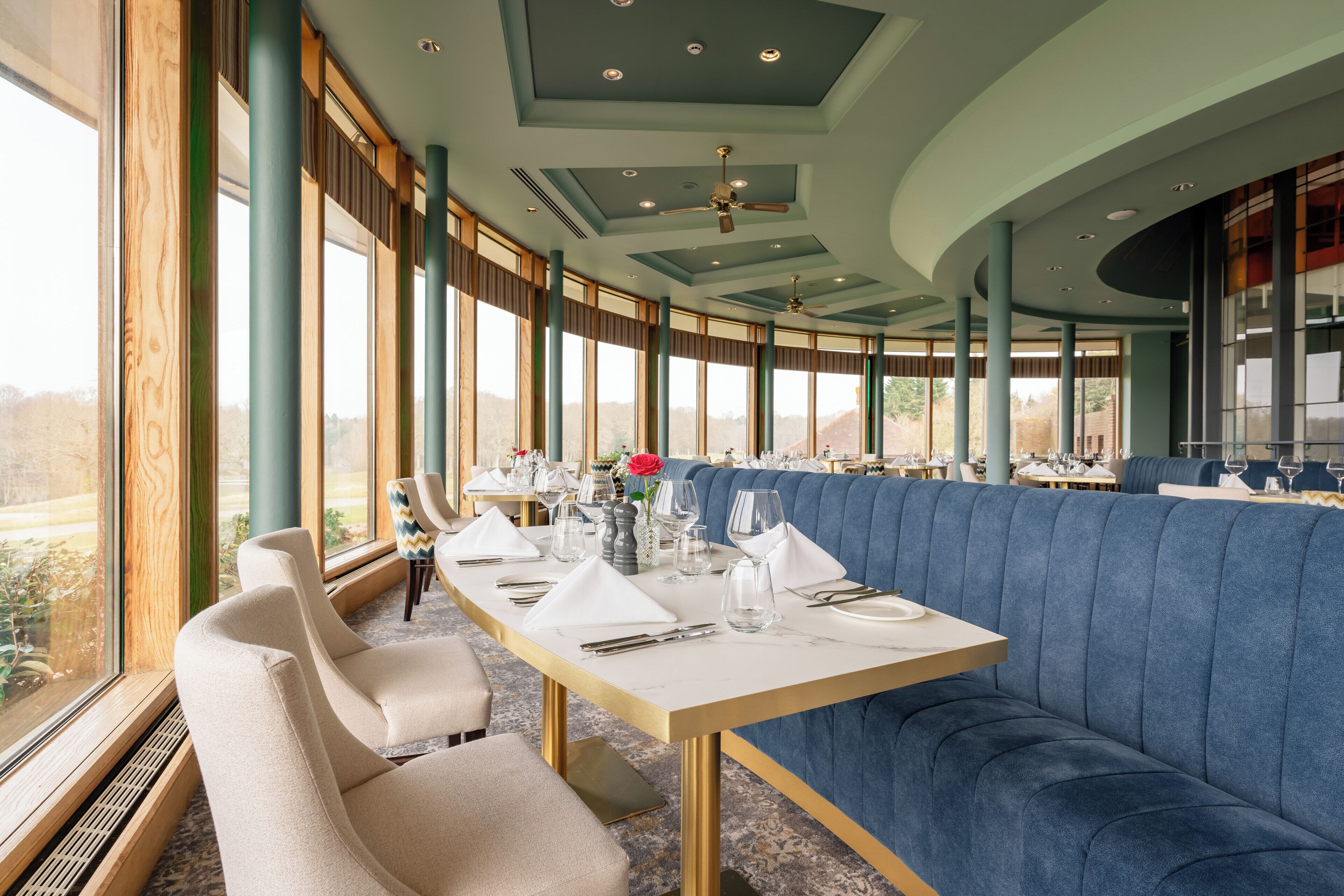 2 restaurants, serveren lunch, diner, lokale en internationale gerechten