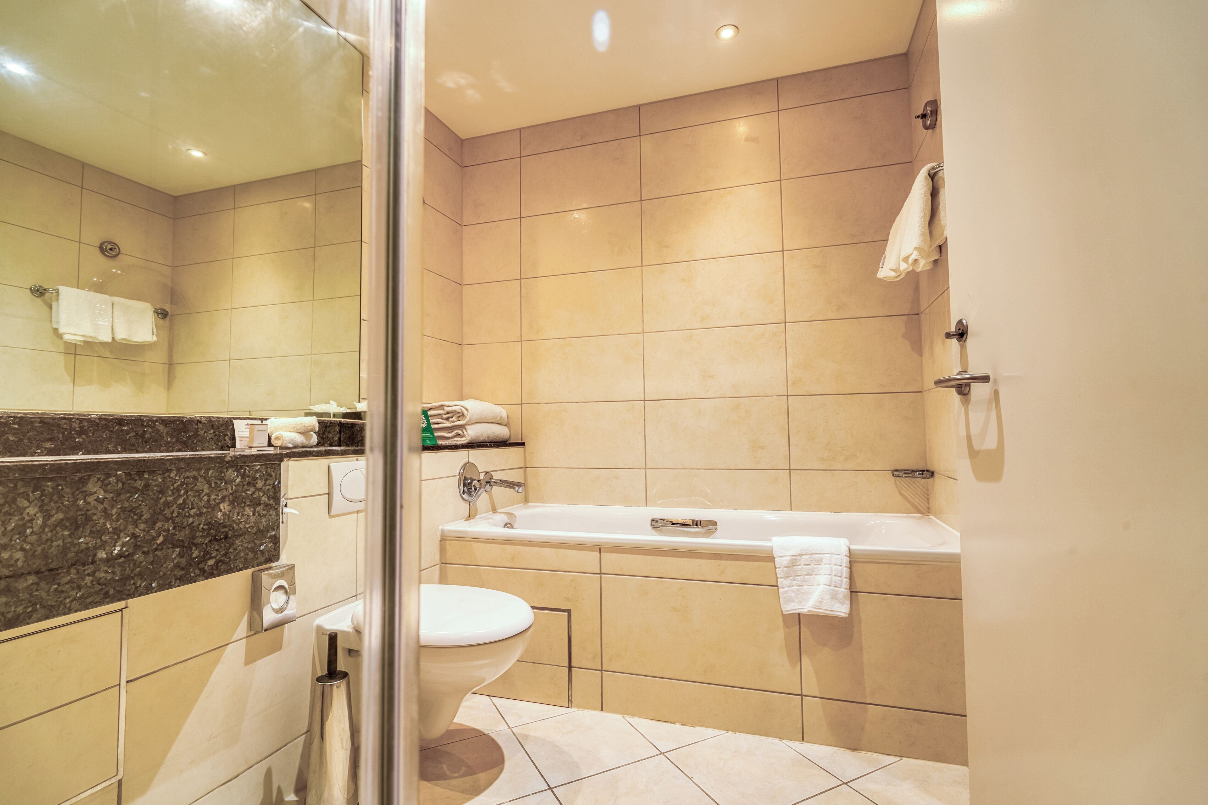 Un baño moderno con ducha, inodoro y bañera.