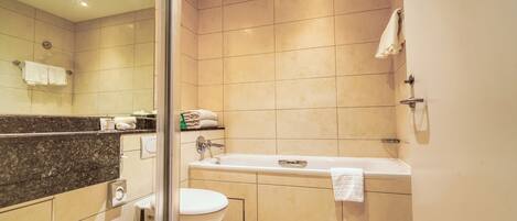 Un baño moderno con ducha, inodoro y bañera.
