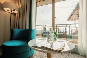 Ropa de cama de alta calidad y caja de seguridad en la habitación 