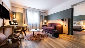 Suite, 1 Katil Raja (King), Non Smoking, Bathtub (with Sofabed) | Peti besi dalam bilik, meja, katil bayi/kot (percuma), Wi-fi percuma