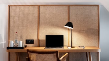Standard-huone, 1 keskisuuri parisänky, tupakointi kielletty (Twin bed on request) | Tallelokero huoneessa, työpöytä, ilmaiset vauvansängyt, ilmainen Wi-Fi
