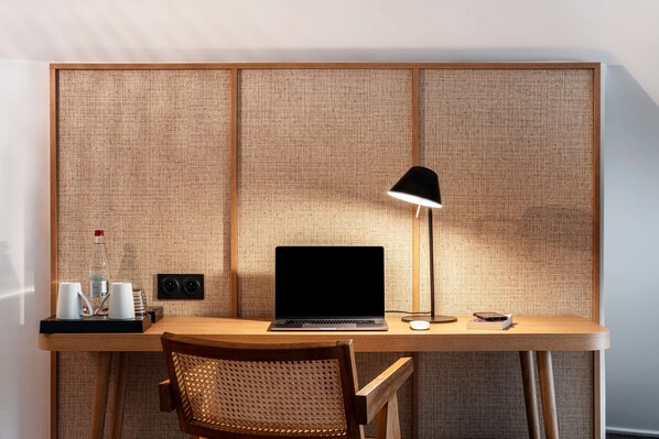 Rom – standard, 1 queensize-seng, ikke-røyk (Twin bed on request) | Safe på rommet, skrivebord, barnesenger (inkludert) og wi-fi (inkludert)