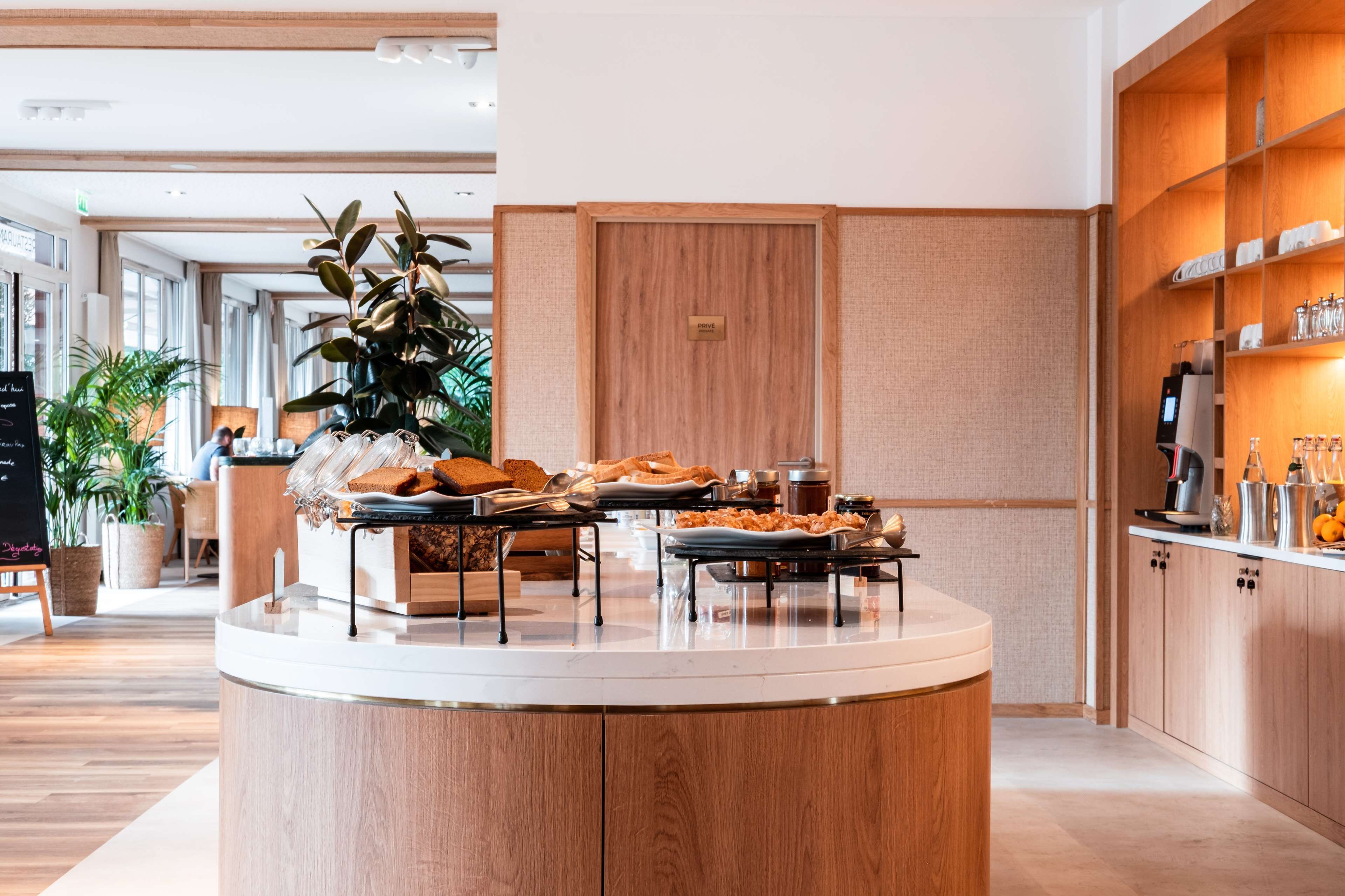 Daily buffet breakfast (EUR 19.50 per person)