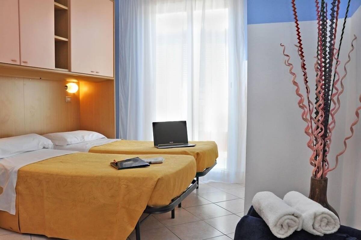 Cofres nos quartos, escrivaninha, Wi-Fi de cortesia