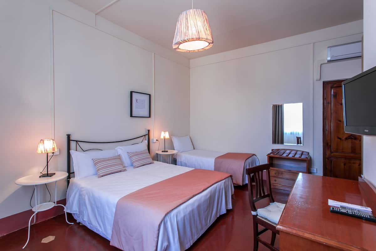 Comfort Triple Room | Down duvets, desk, laptop workspace, free WiFi