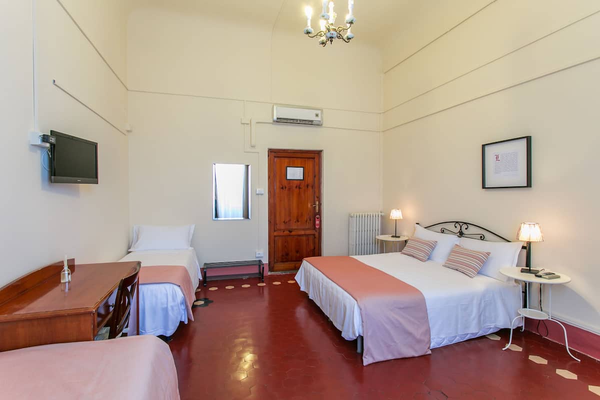 Comfort Quadruple Room | Down duvets, desk, laptop workspace, free WiFi
