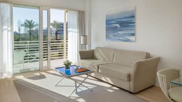 Junior-Suite (Deluxe | with Sofa Bed) | Zimmersafe, Schreibtisch, Verdunkelungsvorhänge, schallisolierte Zimmer