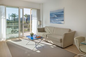 Junior suite (Deluxe | with Sofa Bed) | Een kluis op de kamer, een bureau, verduisterende gordijnen