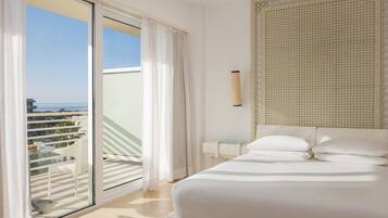 Suite Junior, vista mare parziale (Deluxe | with Sofa Bed) | Una cassaforte in camera, una scrivania, tende oscuranti