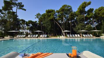Indoor pool, seasonal outdoor pool, sun loungers