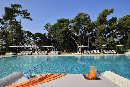 Indoor pool, seasonal outdoor pool, sun loungers. Versilia Lido | UNA Esperienze