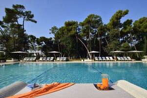 Indoor pool, seasonal outdoor pool, sun loungers