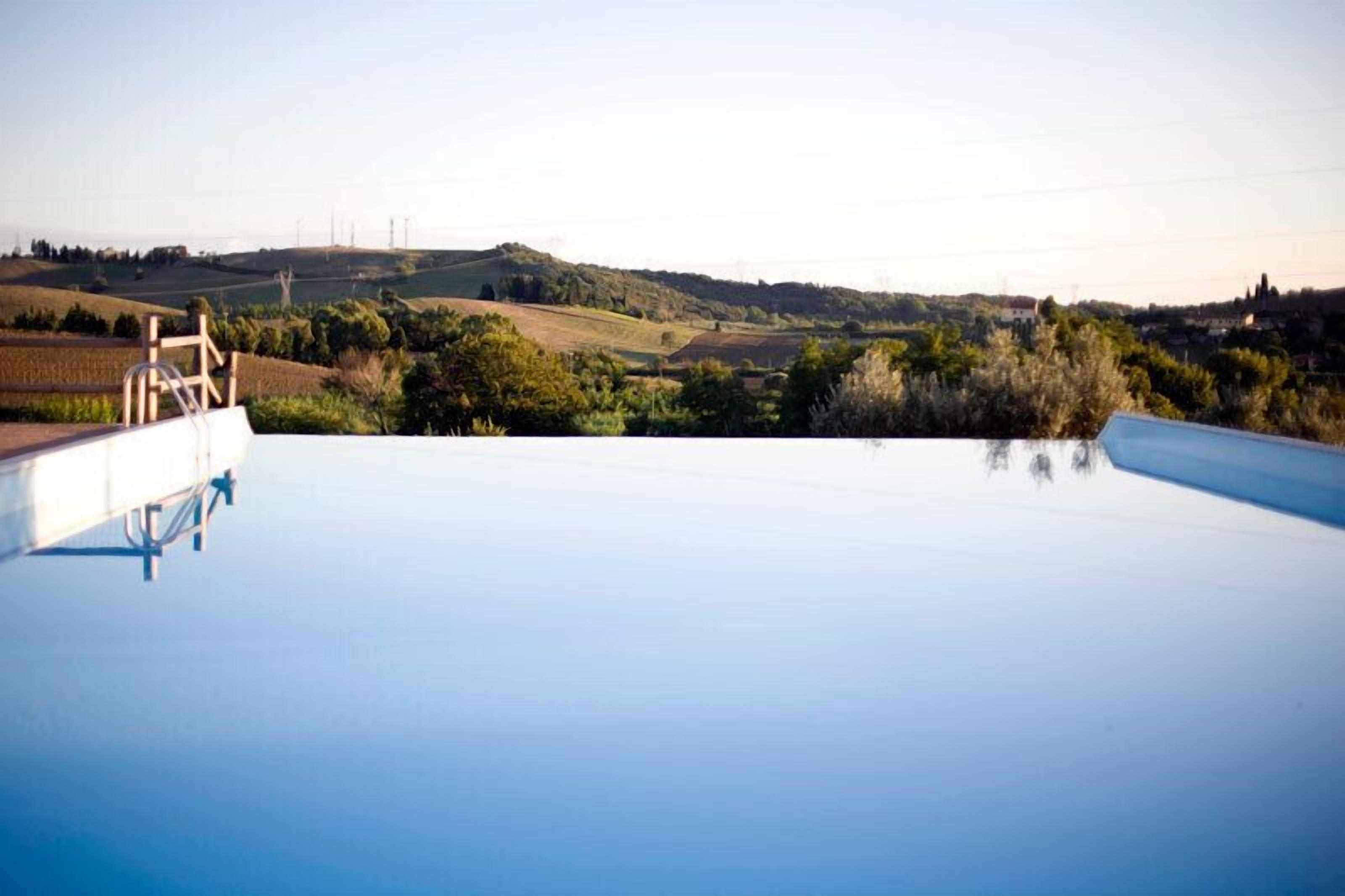 Piscine extérieure, chaises longues