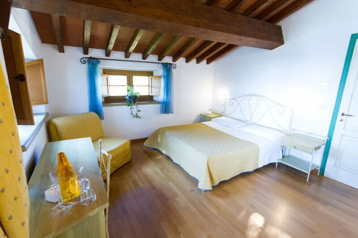 camera matrimoniale con letto aggiunto | minibar, in-room safe, desk, soundproofing