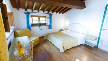 Camera matrimoniale con letto aggiunto | Minibar, Zimmersafe, Schreibtisch, schallisolierte Zimmer