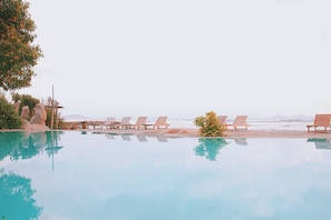 Piscine extérieure, chaises longues