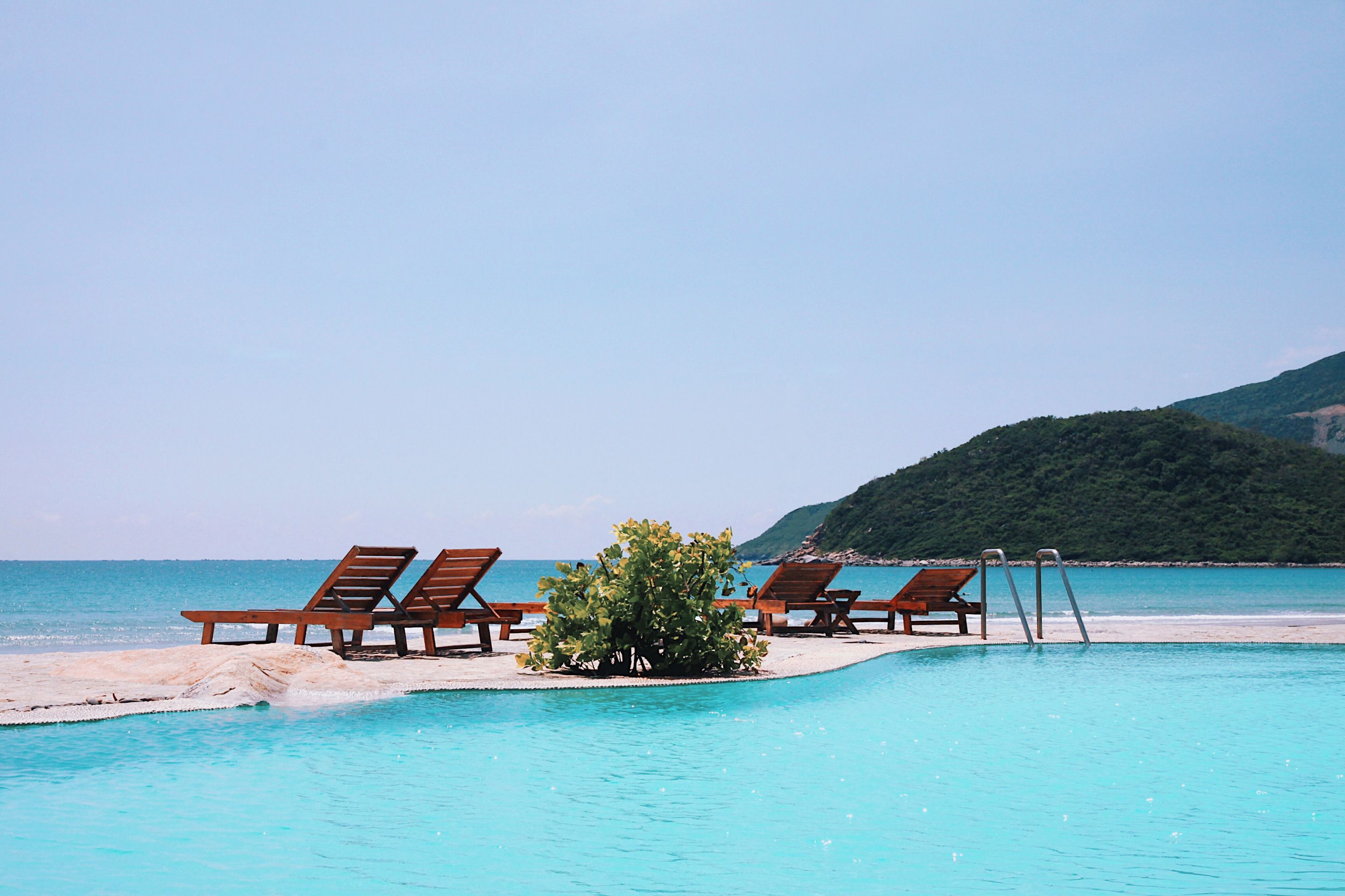 Piscine extérieure, chaises longues