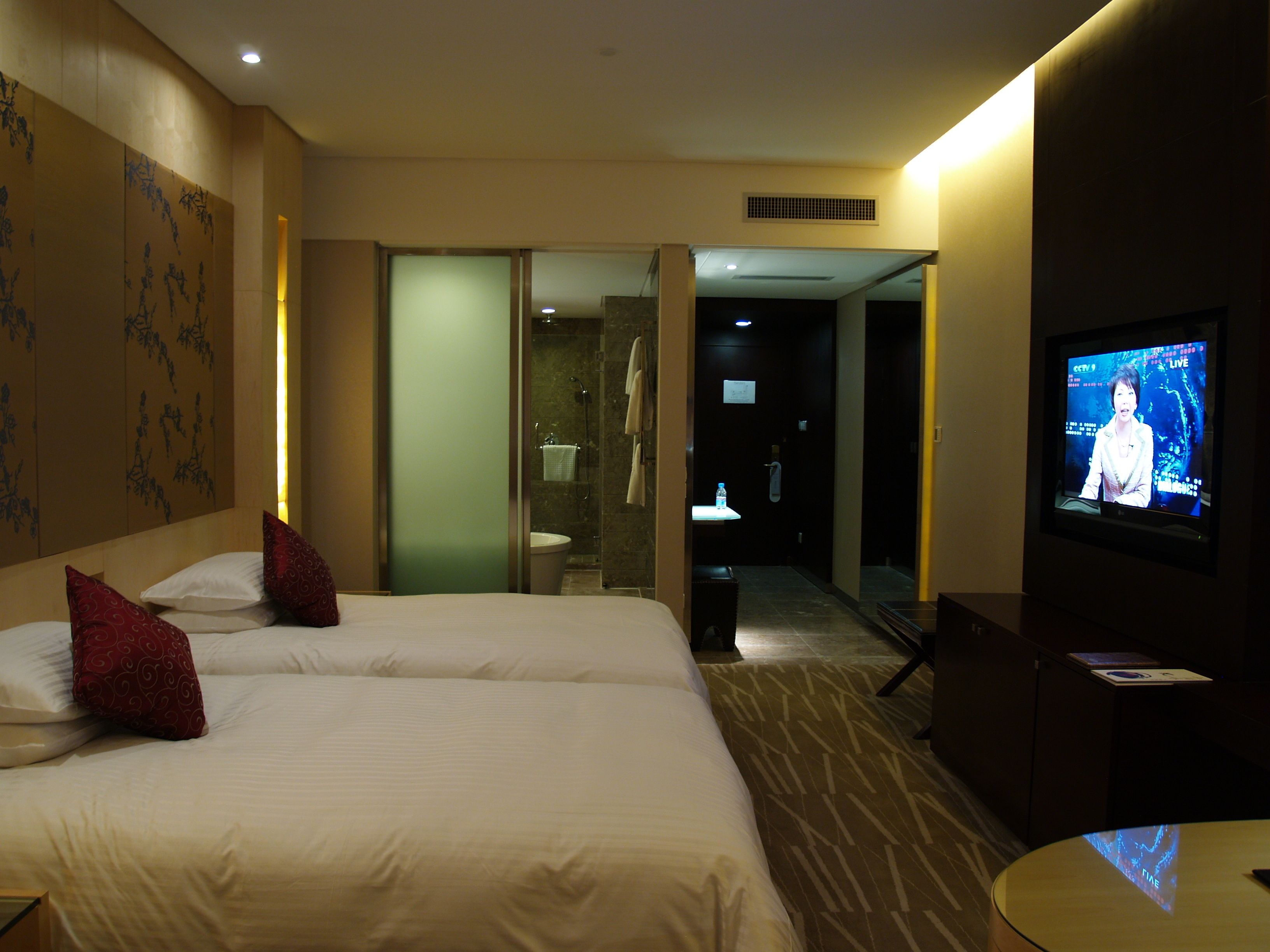 Deluxe Room, 2 Twin Beds | Minibar, in-room safe, desk, iron/ironing board