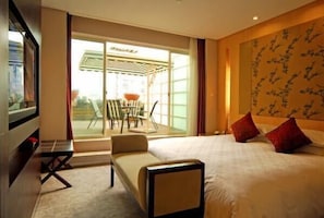 Minibar, in-room safe, desk, iron/ironing board
