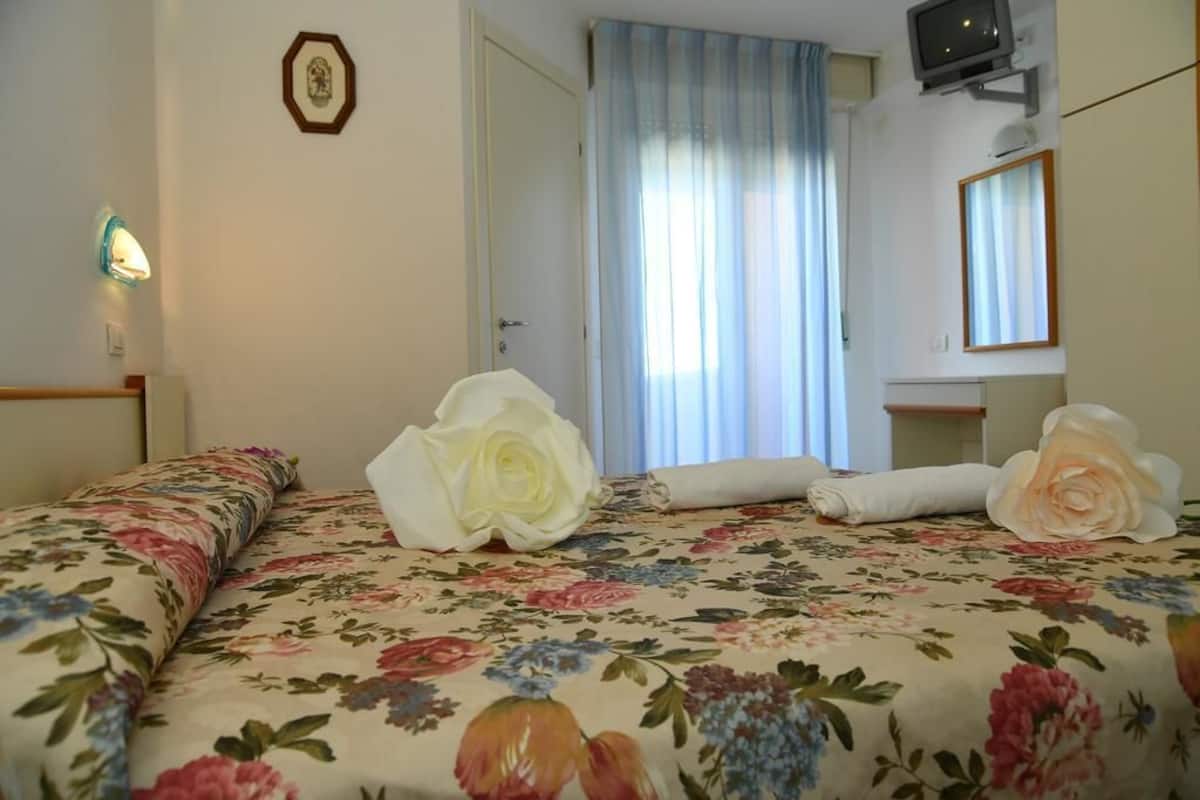 Double or Twin Room, Sea View | In-room safe, free WiFi, bed sheets
