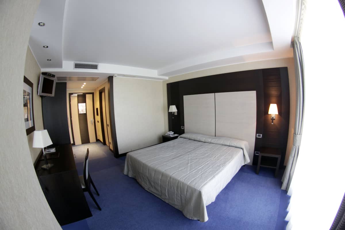 Minibar, brankas, meja kerja, dan kedap suara