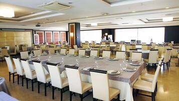 FrĂŒhstĂŒck, Mittagessen, mediterrane KĂŒche, Speisen im Freien