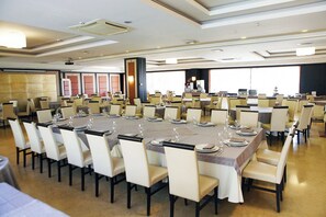 Se sirven desayunos y cocina mediterránea; con mesas al aire libre 