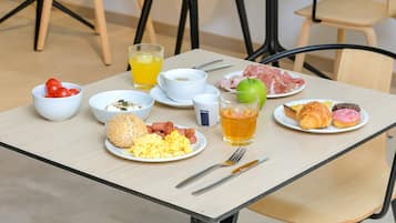 Colazione a buffet, servita tutte le mattine (12 EUR a persona)