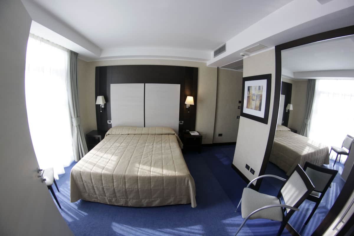 Minibar, brankas, meja kerja, dan kedap suara