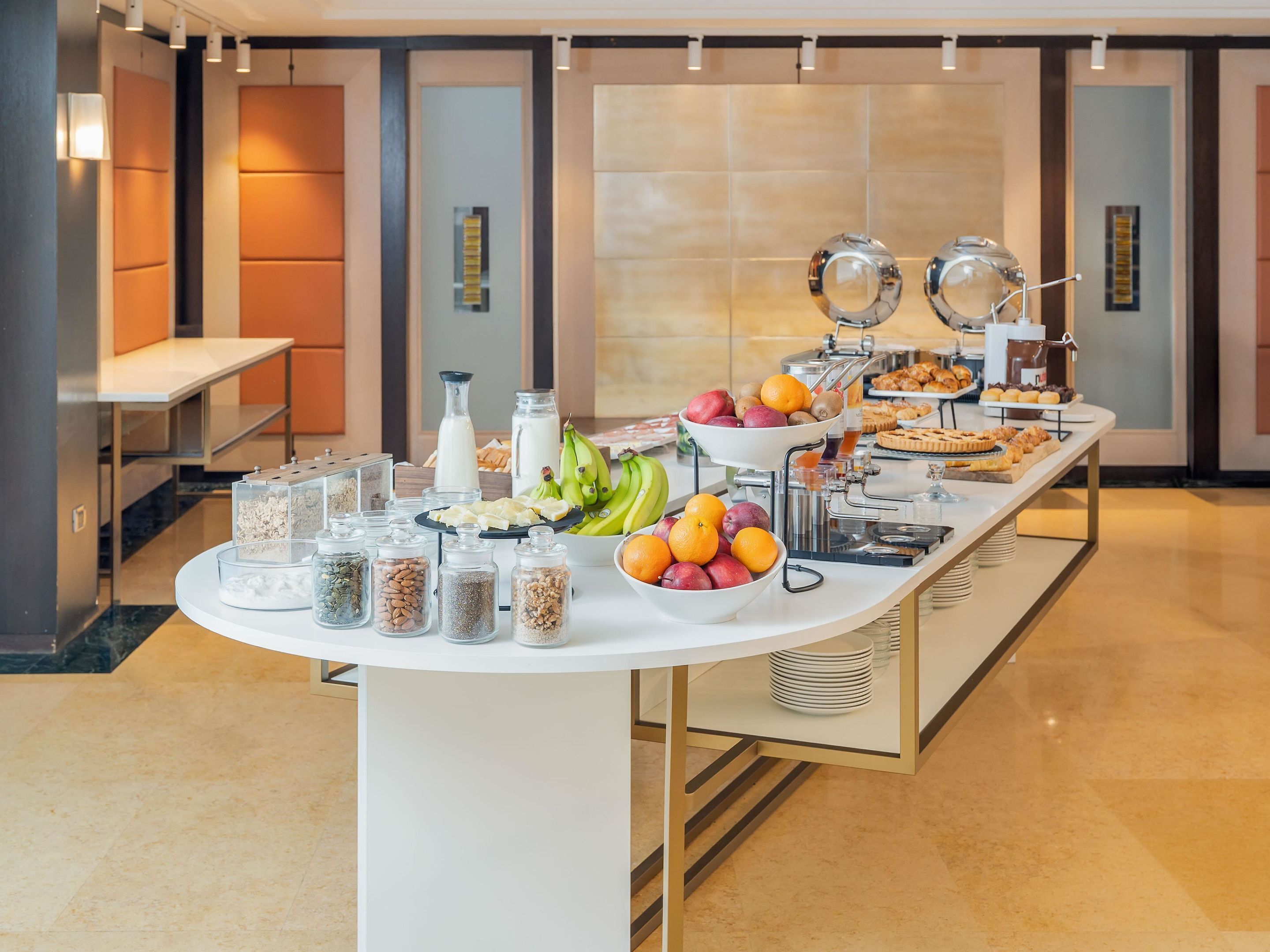 Petit déjeuner, d éjeuner et dîner servis sur place
