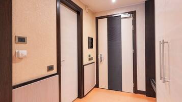 Minibar, caja de seguridad en la habitación y escritorio