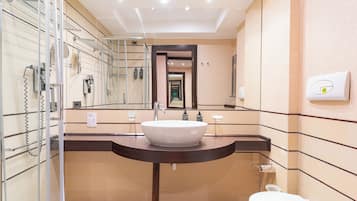 Tina, amenidades de baño gratuitas, secadora de cabello, pantuflas