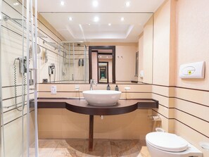 Bathtub, free toiletries, hair dryer, slippers - B&B Hotel Napoli San Mauro (Casalnuovo di Napoli)