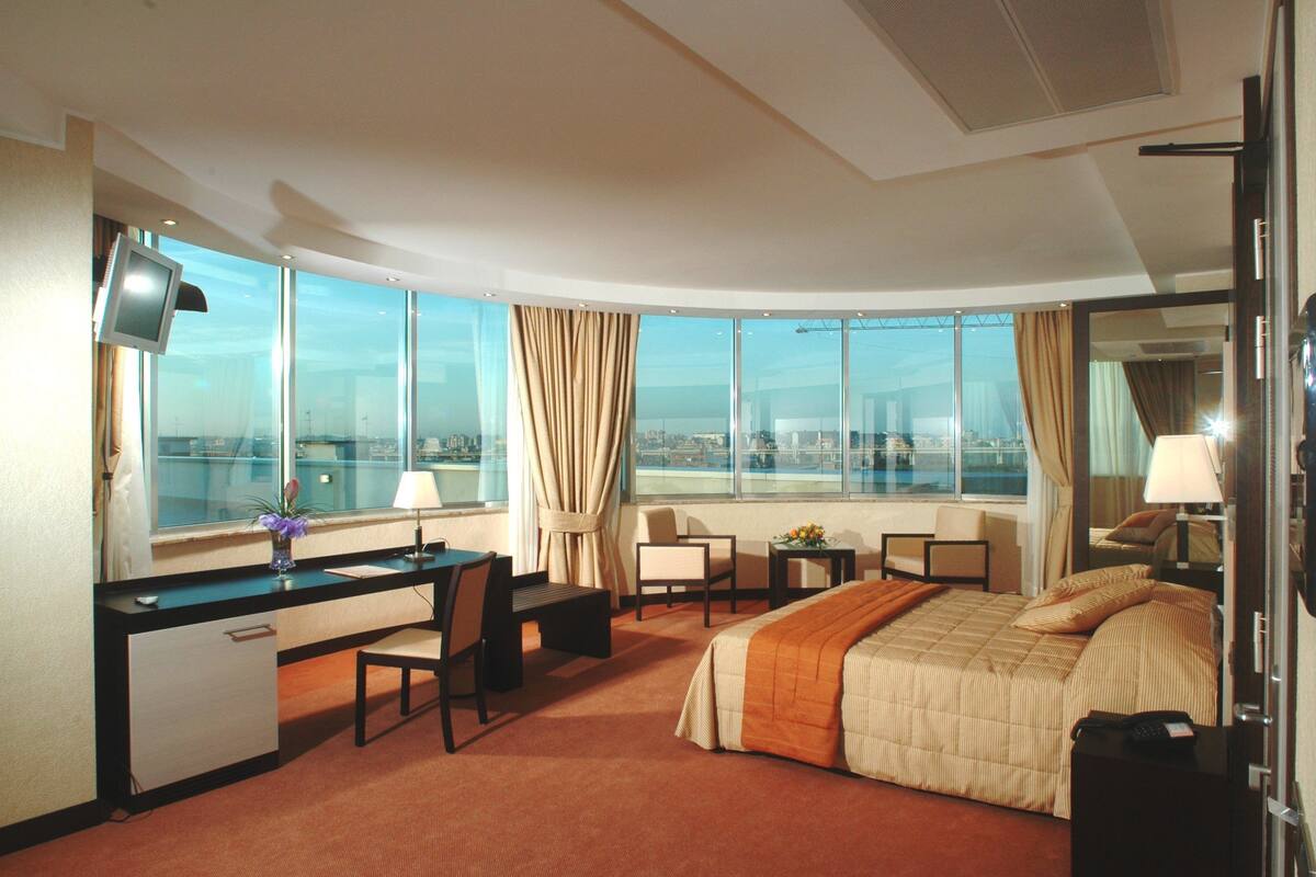 family room | minibar, in-room safe, desk, soundproofing