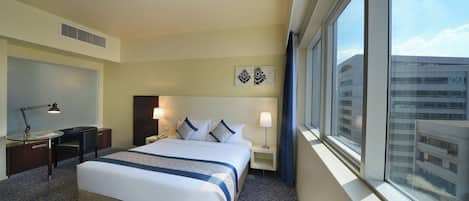 Habitación doble Deluxe | Minibar, caja de seguridad en la habitación y escritorio