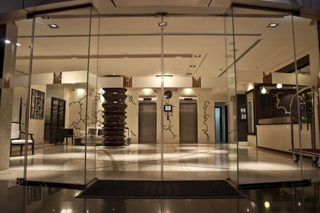 Kingsgate Hotel Abu Dhabi - Image 1