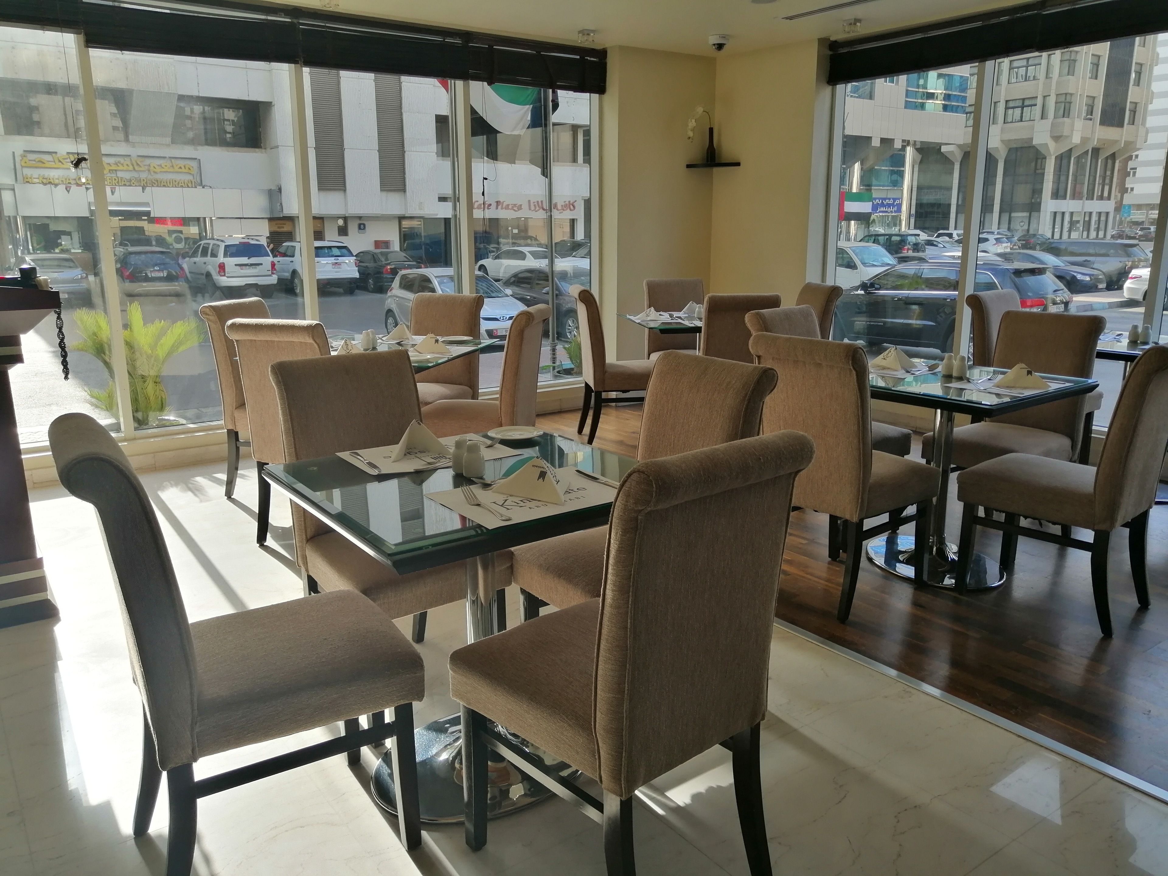 每日供应自助式早餐（每人 AED 75）