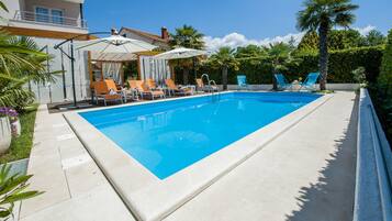 Piscine extérieure (ouverte en saison), parasols de plage