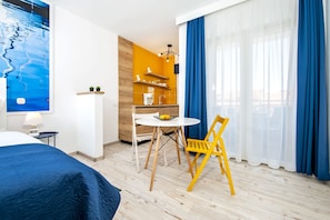 Studio | Living area | Flat-screen TV