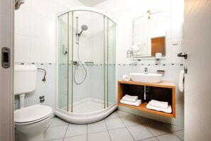Studio | Badkamer | Een douche, gratis toiletartikelen, een haardroger, handdoeken