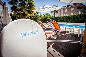 Seasonal outdoor pool, pool umbrellas, sun loungers - Villa Marea (Rovinj)
