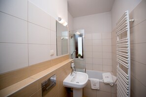 Deluxe Apartment | Bathroom | Hair dryer, towels, toilet paper - Red Brick Apartments (Kraków)