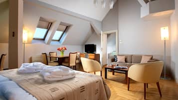 Split level Deluxe Apartment | 2 bedrooms, in-room safe, desk, blackout drapes