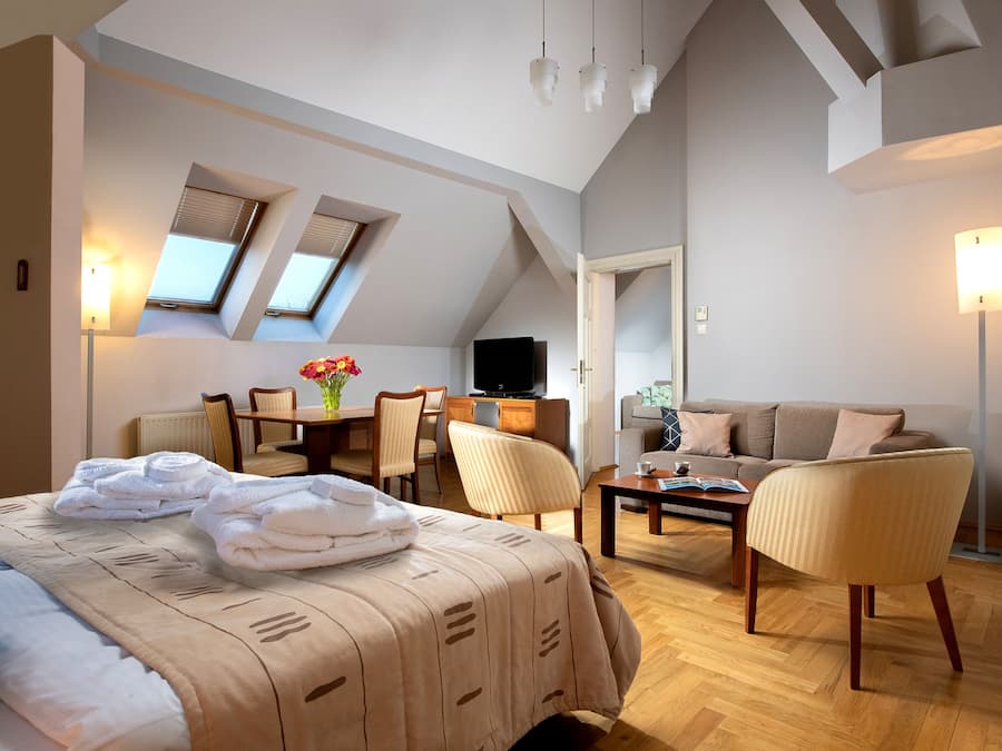 Apartament Deluxe | Caixa forta a l'habitació, escriptori i cortines opaques