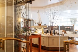 每日供應歐陸早餐 (每人 EUR20)