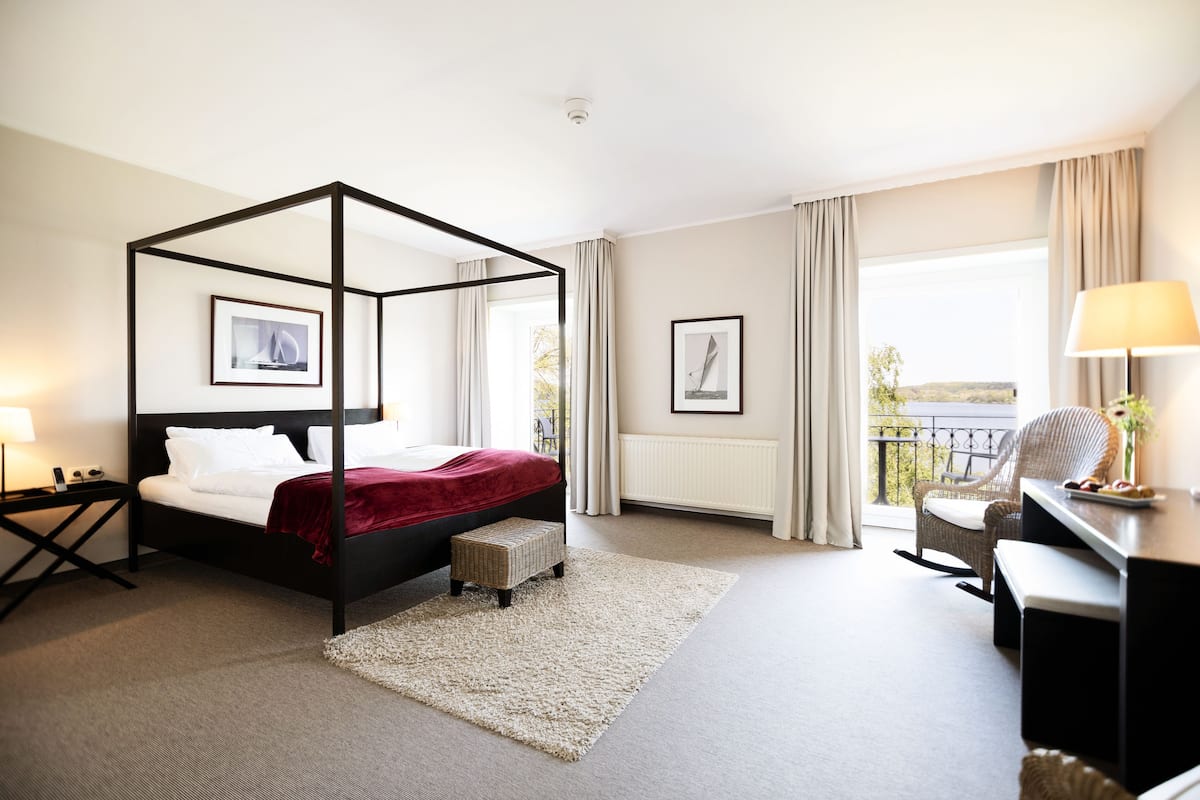 Standard Double Room | Peti besi dalam bilik, meja, langsir/tirai gelap terus